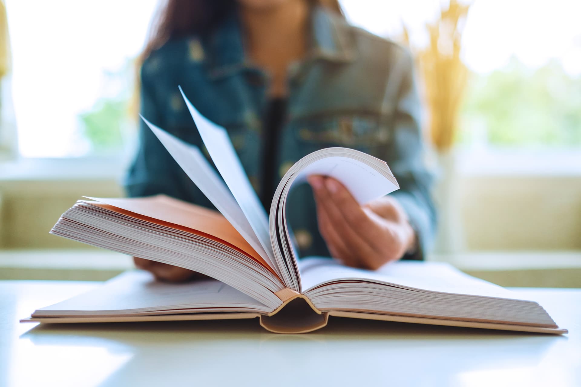 Frau blättert im Buch