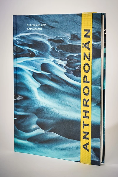 Abbildung eines außergewöhnlich hochwertigen Hardcovers mit breitem Gummiverschlussband. Produziert von der Conzella – Mit Leidenschaft zum Buch.