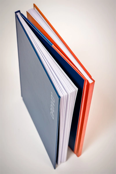 Abbildung eines außergewöhnlich hochwertigen integrierten Doppelbuches. Produziert von der Conzella – Mit Leidenschaft zum Buch.