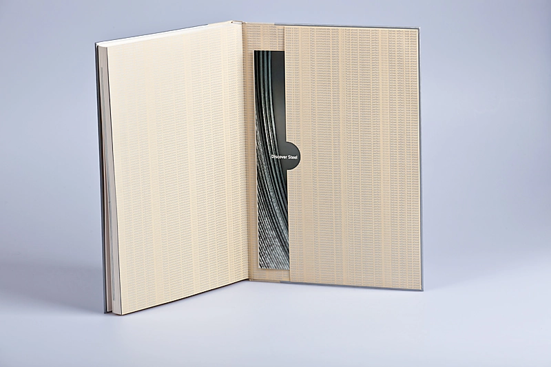 Abbildung eines außergewöhnlich hochwertigen Buches mit Einstecktasche im Nachsatz. Produziert von der Conzella – Mit Leidenschaft zum Buch.