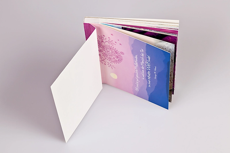 Abbildung eines außergewöhnlich hochwertigen Postkartenbuchs mit Abrissperforation zum Heraustrennen der Postkarten. Produziert von der Conzella – Mit Leidenschaft zum Buch.