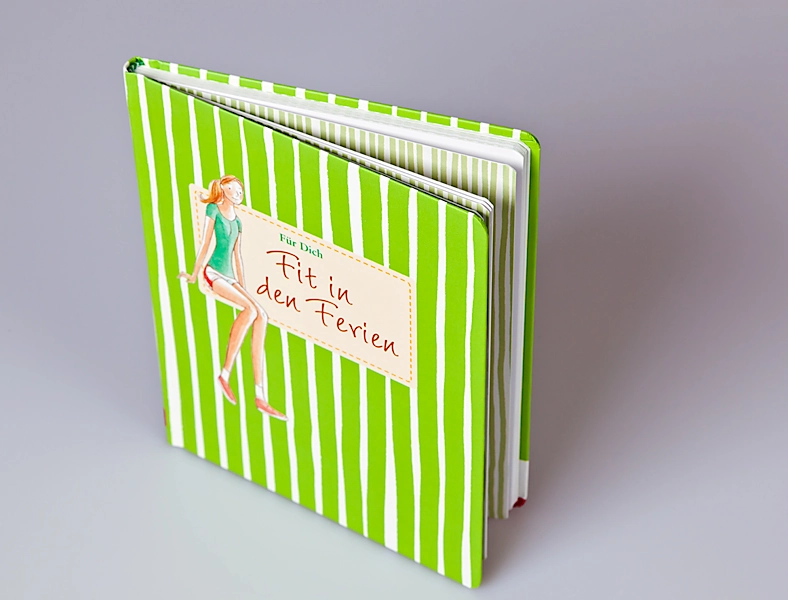 Abbildung eines außergewöhnlich hochwertigen Pappbandes mit flexibler Buchdecke mit runden Ecken, gerundete Ecken am Buchblock. Produziert von der Conzella – Mit Leidenschaft zum Buch.