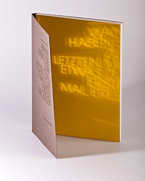Abbildung einer außergewöhnlich hochwertigen Schweizer Broschur mit lasergestanztem Umschlag. Produziert von der Conzella – Mit Leidenschaft zum Buch.