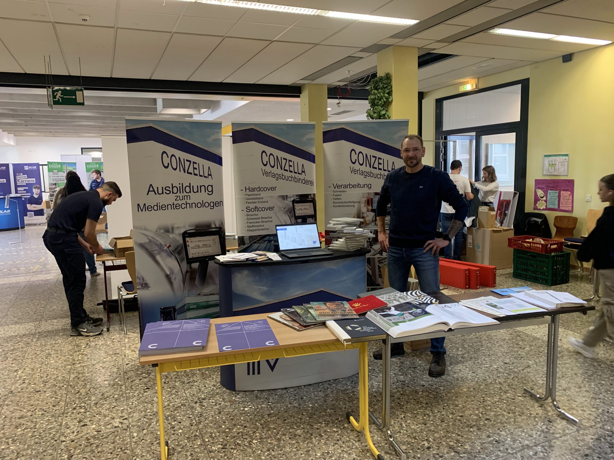 Messestand auf der Berufsmesse der Wirtschaftsmittelschule Eggenfelden.