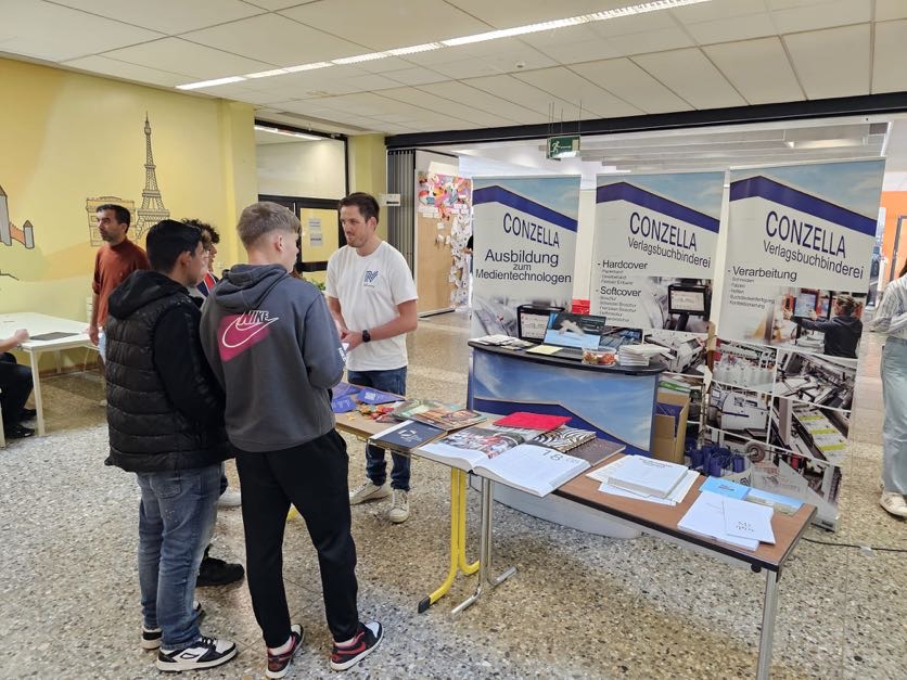 Messestand auf der Berufsmesse der Wirtschaftsmittelschule Eggenfelden.